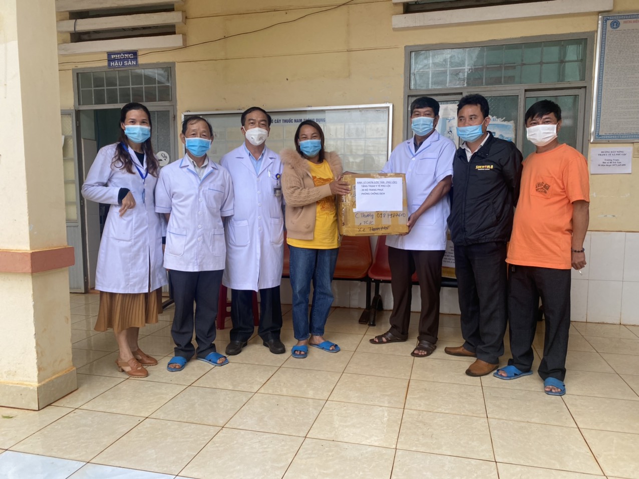 UBND xã Phú Lộc tiếp nhận ủng hộ trang thiết bị y tế phòng, chống dịch Covid-19